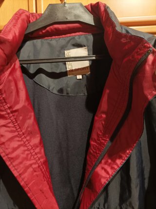 Chaqueta cortavientos hombre marino y roja