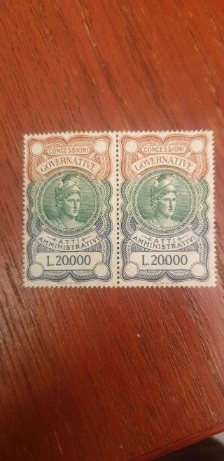 2 Francobolli L. 20.000 Governative
