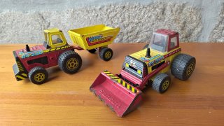 Camión y tractor de metal antiguos