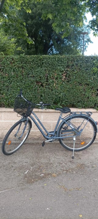 Bicicleta de paseo azul con cesta