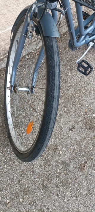 Bicicleta de paseo azul con cesta