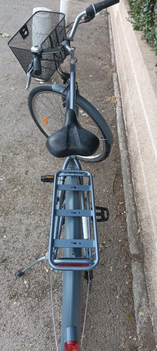 Bicicleta de paseo azul con cesta