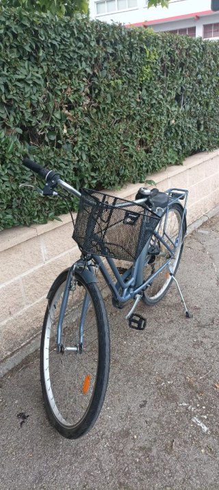 Bicicleta de paseo azul con cesta