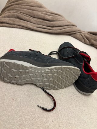 Zapatos de seguridad negros y rojos