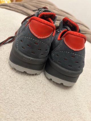 Zapatos de seguridad negros y rojos