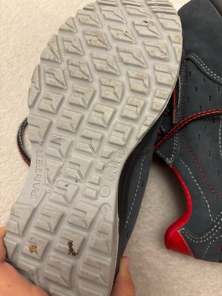 Zapatos de seguridad negros y rojos