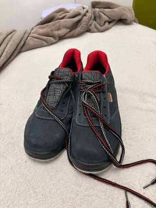 Zapatos de seguridad negros y rojos