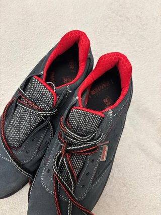 Zapatos de seguridad negros y rojos