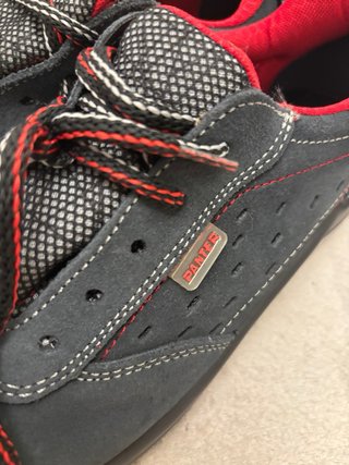 Zapatos de seguridad negros y rojos