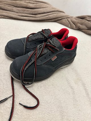 Zapatos de seguridad negros y rojos
