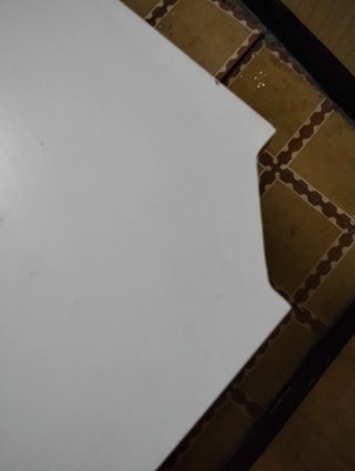 Mesa de escritorio blanca y negra