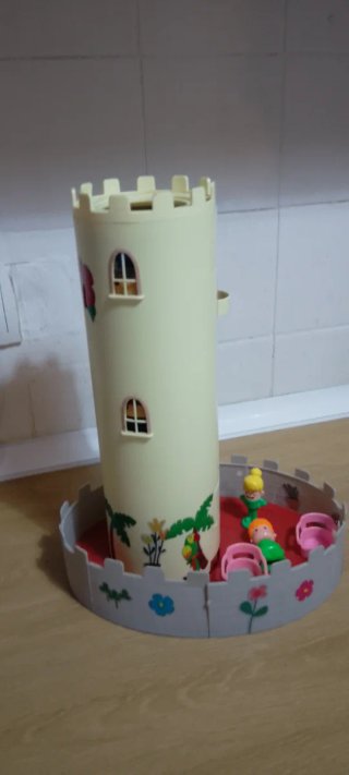 Castillo de juguete con figuras