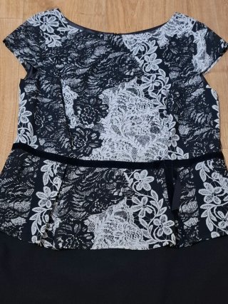 Vestido efecto busa volante y falda. Talla 48