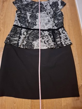 Vestido efecto busa volante y falda. Talla 48