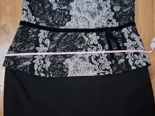 Vestido efecto busa volante y falda. Talla 48