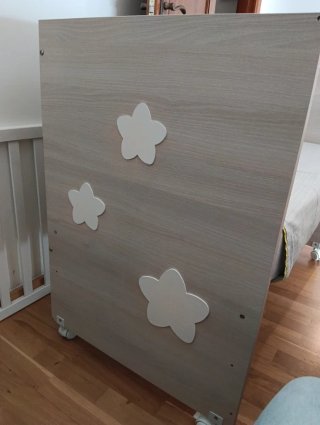 Cuna de madera con estrellas