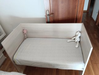 Cuna de madera con estrellas