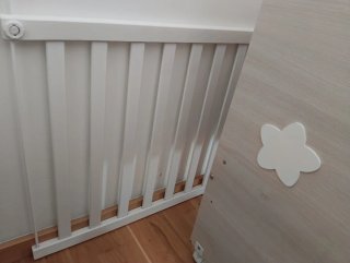 Cuna de madera con estrellas