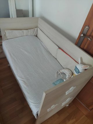 Cuna de madera con estrellas