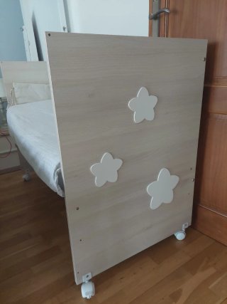 Cuna de madera con estrellas