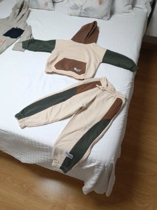 Chándal niño beige y verde