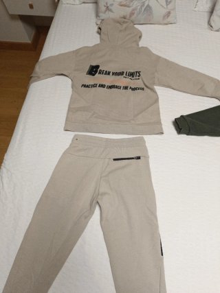 Chándal niño beige y verde