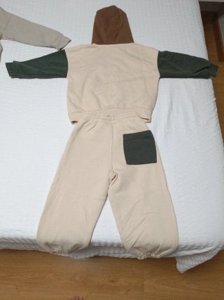 Chándal niño beige y verde