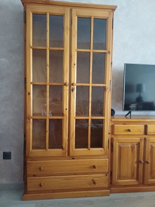 Vitrina de pino con 3 estantes y 2 cajones
