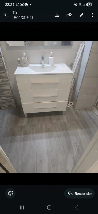 Mueble de baño blanco y espejo
