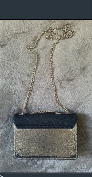 Bolso bandolera Guess negro y dorado