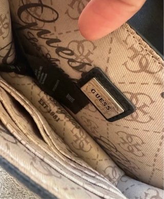 Bolso bandolera Guess negro y dorado
