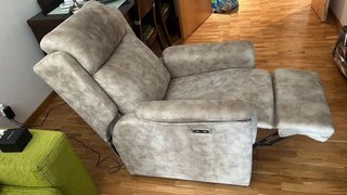 Sillón elevador reclinable con reposapiés