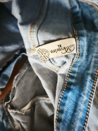 Pantalón corto vaquero desgastado