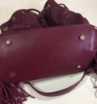 Bolso Tous de piel burdeos con flecos