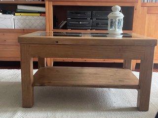 Mesa de centro de madera con cristal