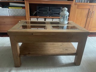 Mesa de centro de madera con cristal
