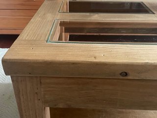Mesa de centro de madera con cristal