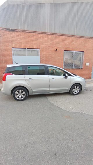 Peugeot 5008 2011
