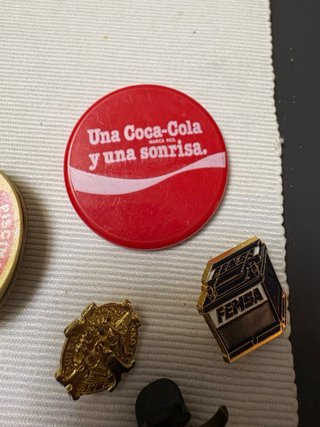 Lote de pines, tazos y chapas variadas