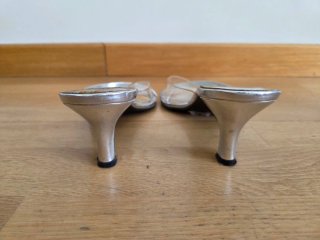 Sandalias transparentes y plata