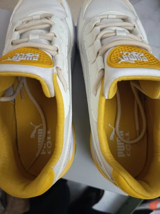 Zapatillas Puma Blancas y Amarillas