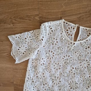 Camisa blanca bordada con pedrería