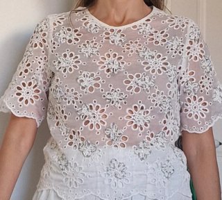 Camisa blanca bordada con pedrería