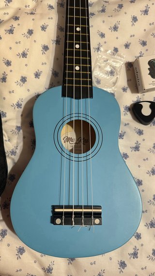 Ukulele blu Ma Kai con custodia, accordatore e plettro
