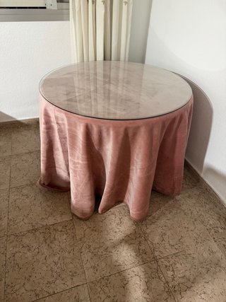 Mesa camilla redonda con enaguas y cristal