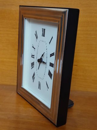 Elegante reloj de sobremesa, marco bañado en plata