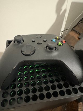 Xbox Series X con mando y cables