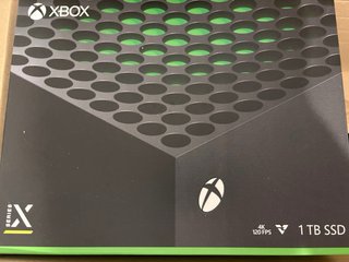 Xbox Series X con mando y cables
