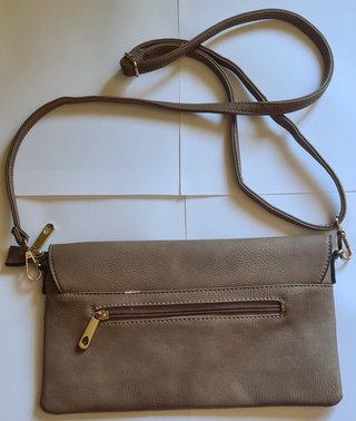 Bolso marrón con correa y detalle dorado