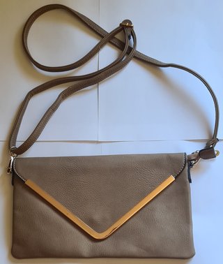 Bolso marrón con correa y detalle dorado